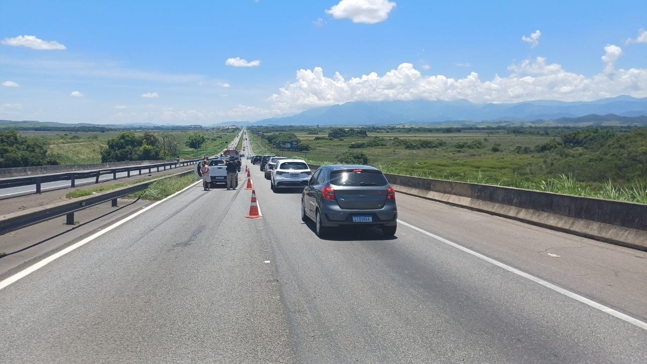 Engavetamento envolvendo sete veículos provoca congestionamento na Dutra, em Porto Real