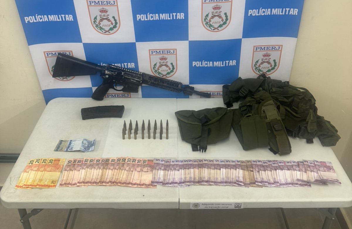 GAT e P2 apreendem fuzil calibre 5.56 em área de mata em Volta Redonda