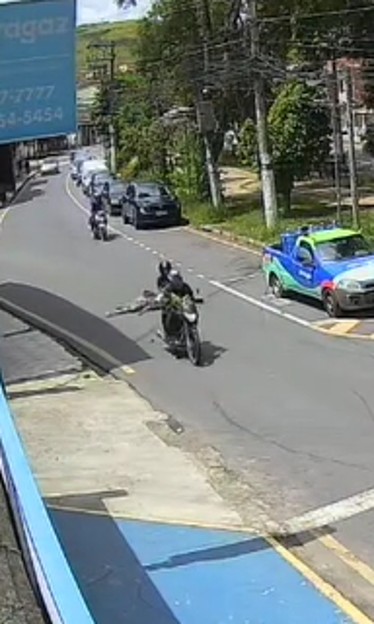 (VÍDEO) Motociclista é detido após câmeras flagrarem atropelamento de idosa em Volta Redonda