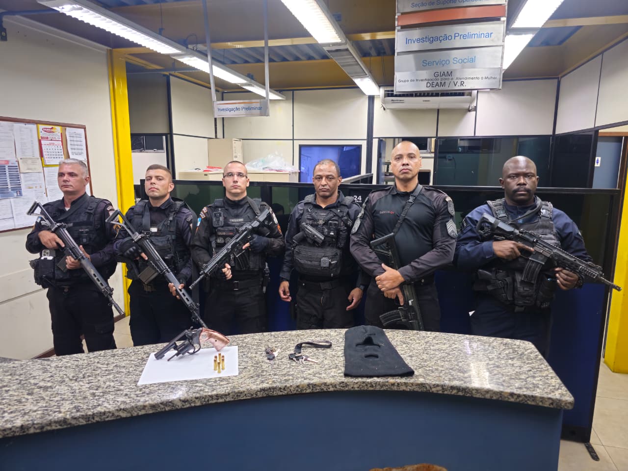 PM recupera moto roubada e prende dupla armada em Barra Mansa; Roubo ocorreu em VR