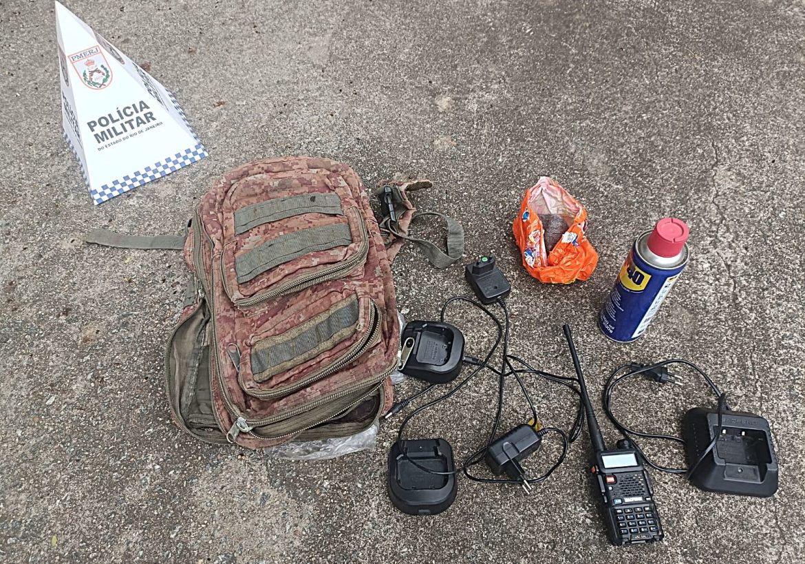 Suspeito foge de abordagem policial e abandona mochila com rádios transmissores em Itatiaia