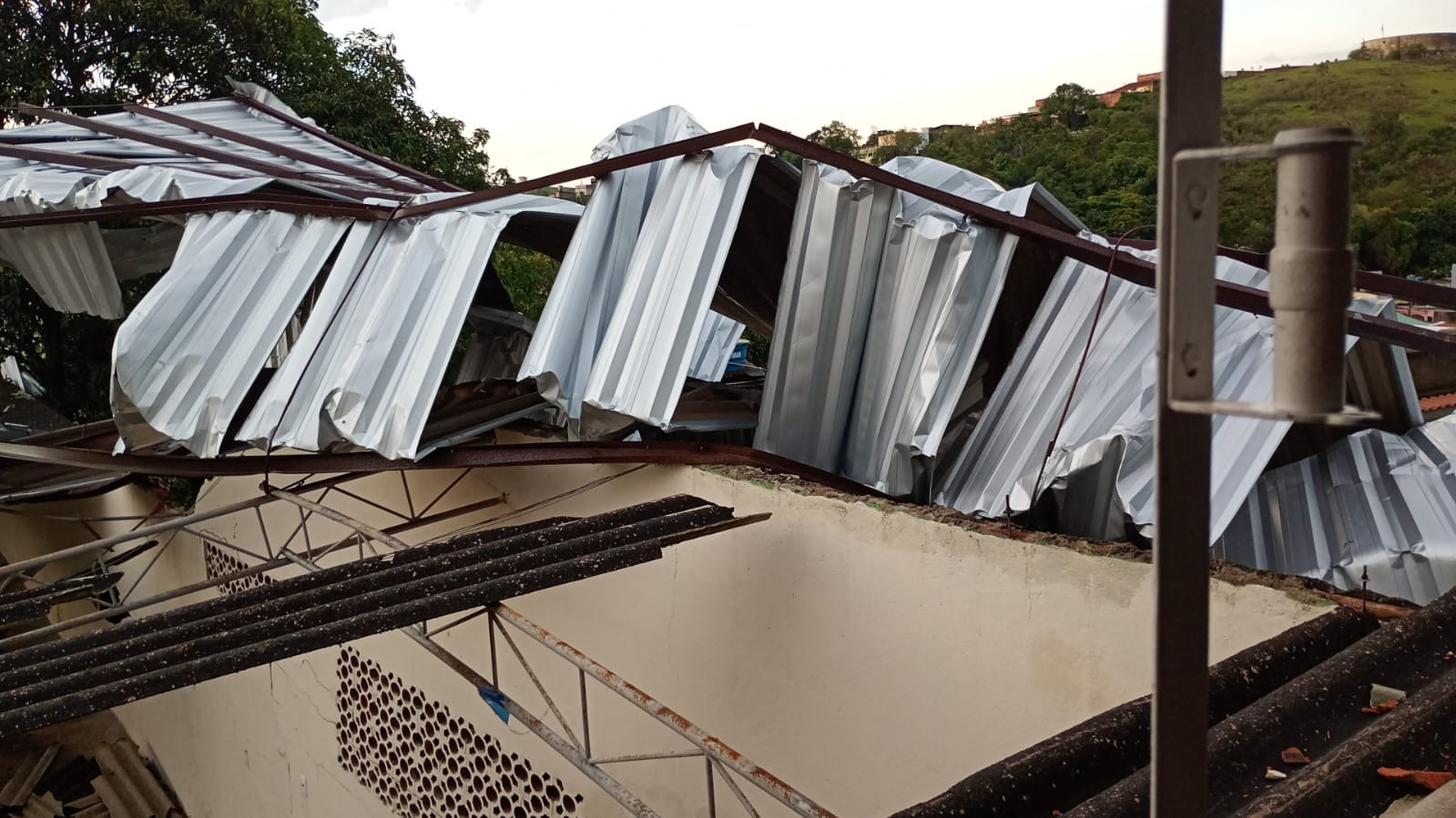 Temporal provoca quedas de árvores, destelhamento e falta de energia em Volta Redonda