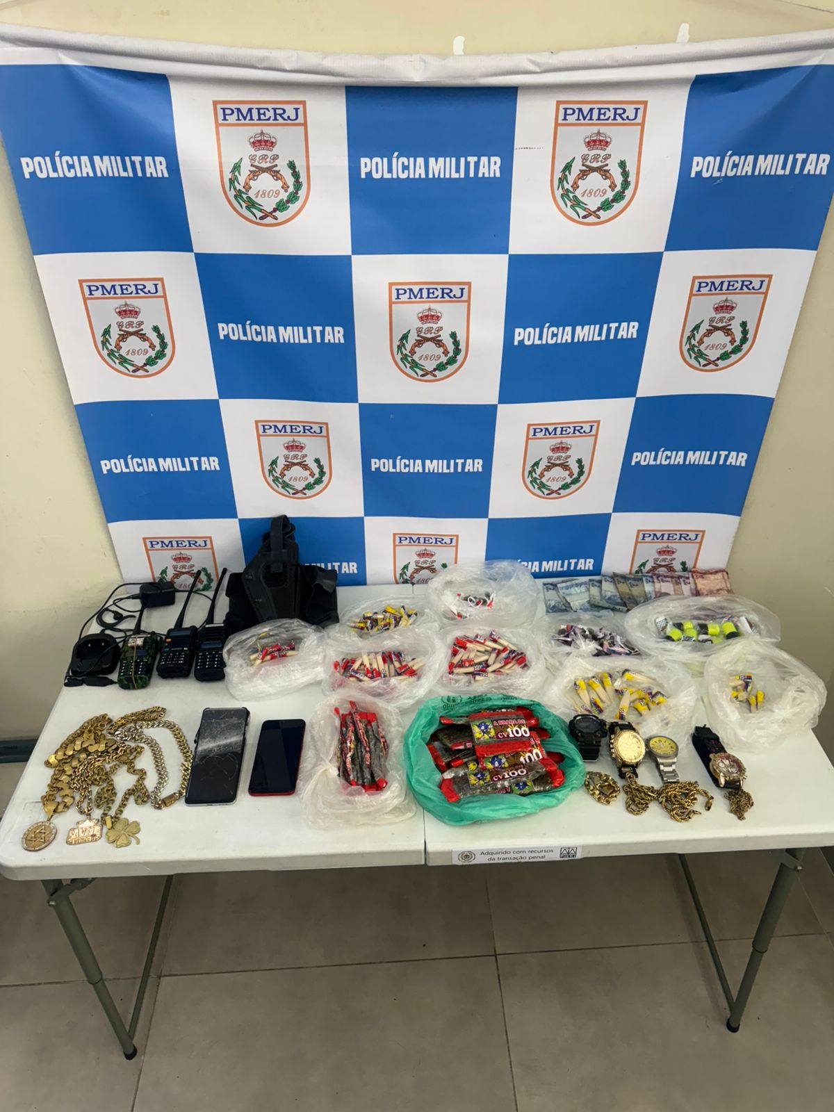 Três são presos por tráfico no Santa Cruz após cerco do GAT em condomínio; Adolescente de 17 anos foi apreendida