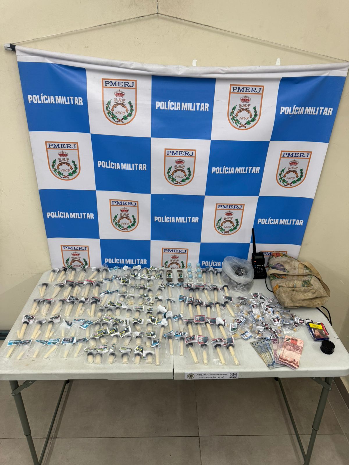 Polícia prende três suspeitos por tráfico de drogas no Morro da Conquista, em Volta Redonda