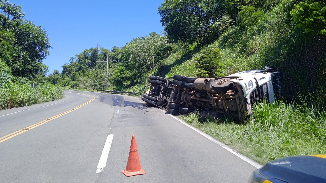 Carreta carregada de MDF tomba em curva acentuada na BR-393 e motorista fica ferido