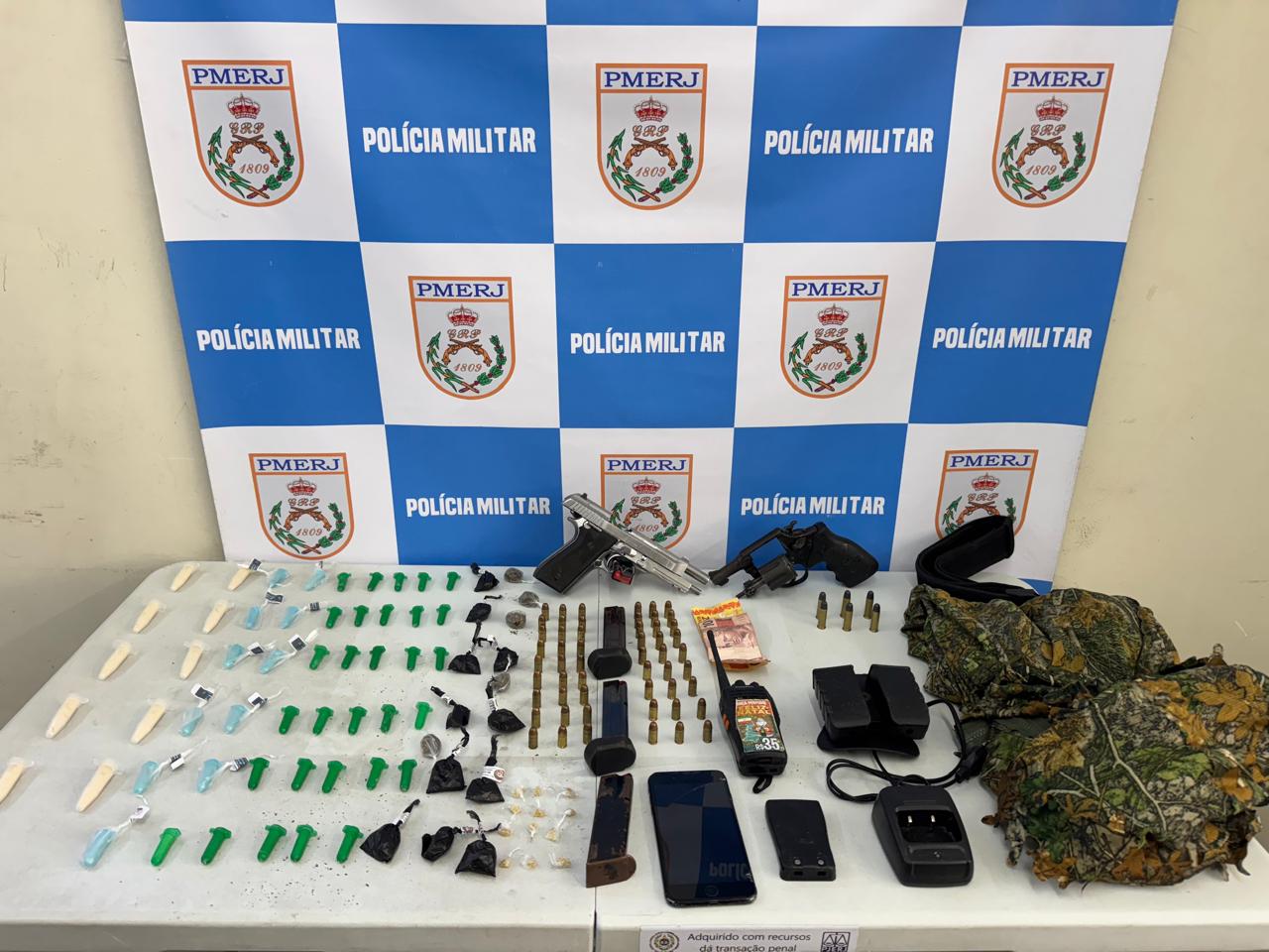 Menores são apreendidos com drogas e armas no bairro Água Limpa