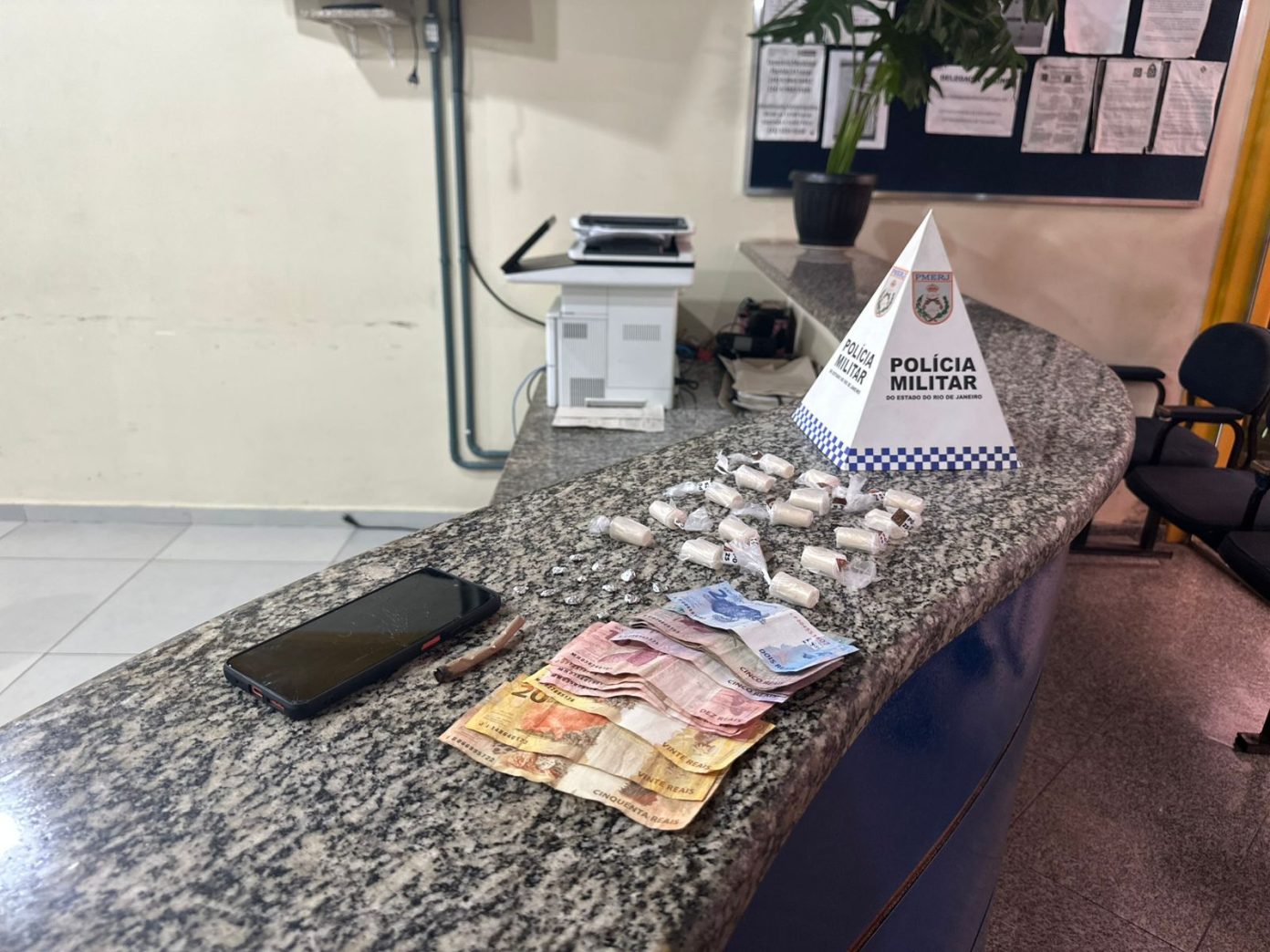 Homem com antecedentes é preso por tráfico de drogas em Pinheiral