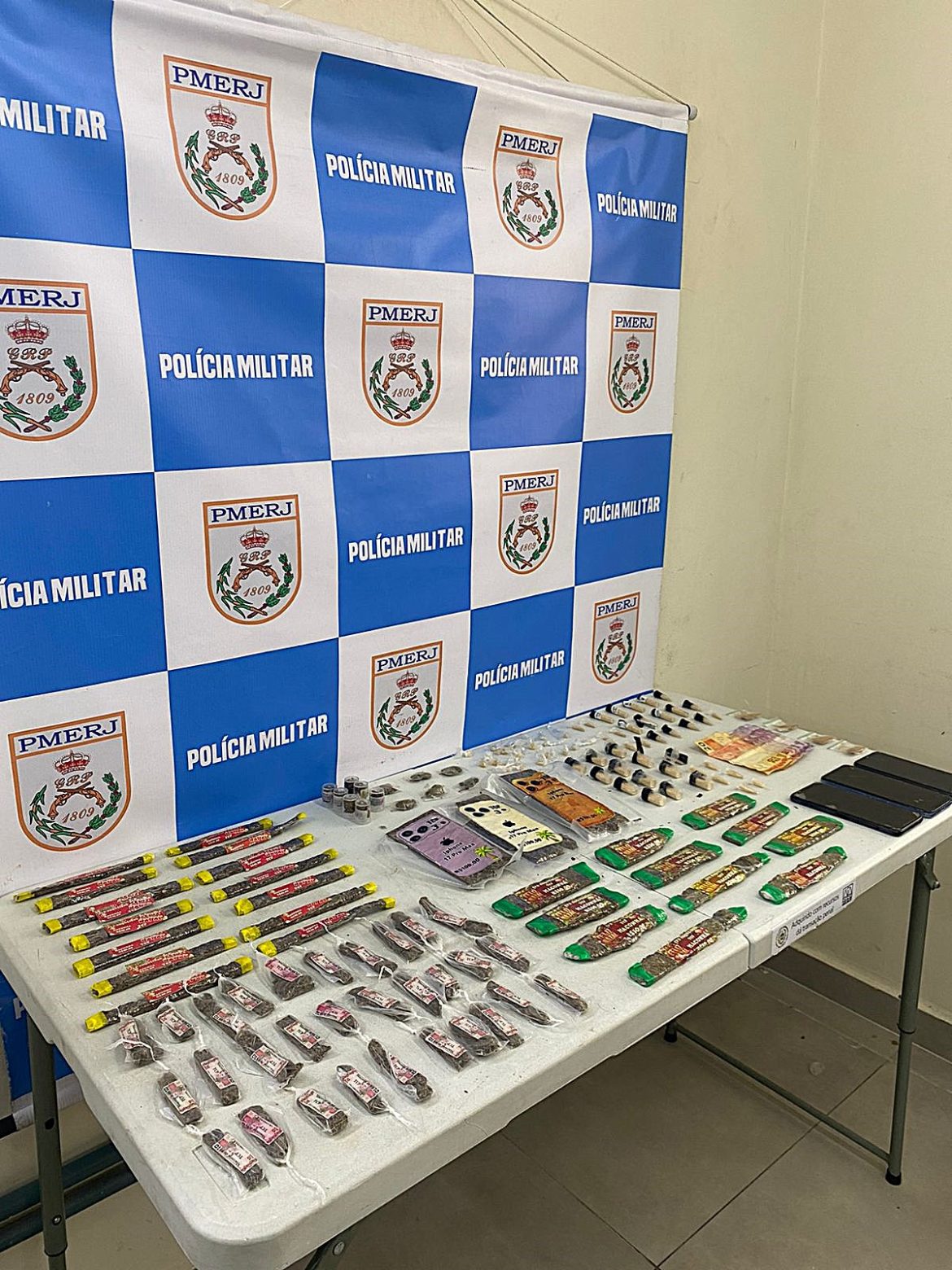 Operação da PM termina com cinco detidos e apreensão de drogas em Volta Redonda