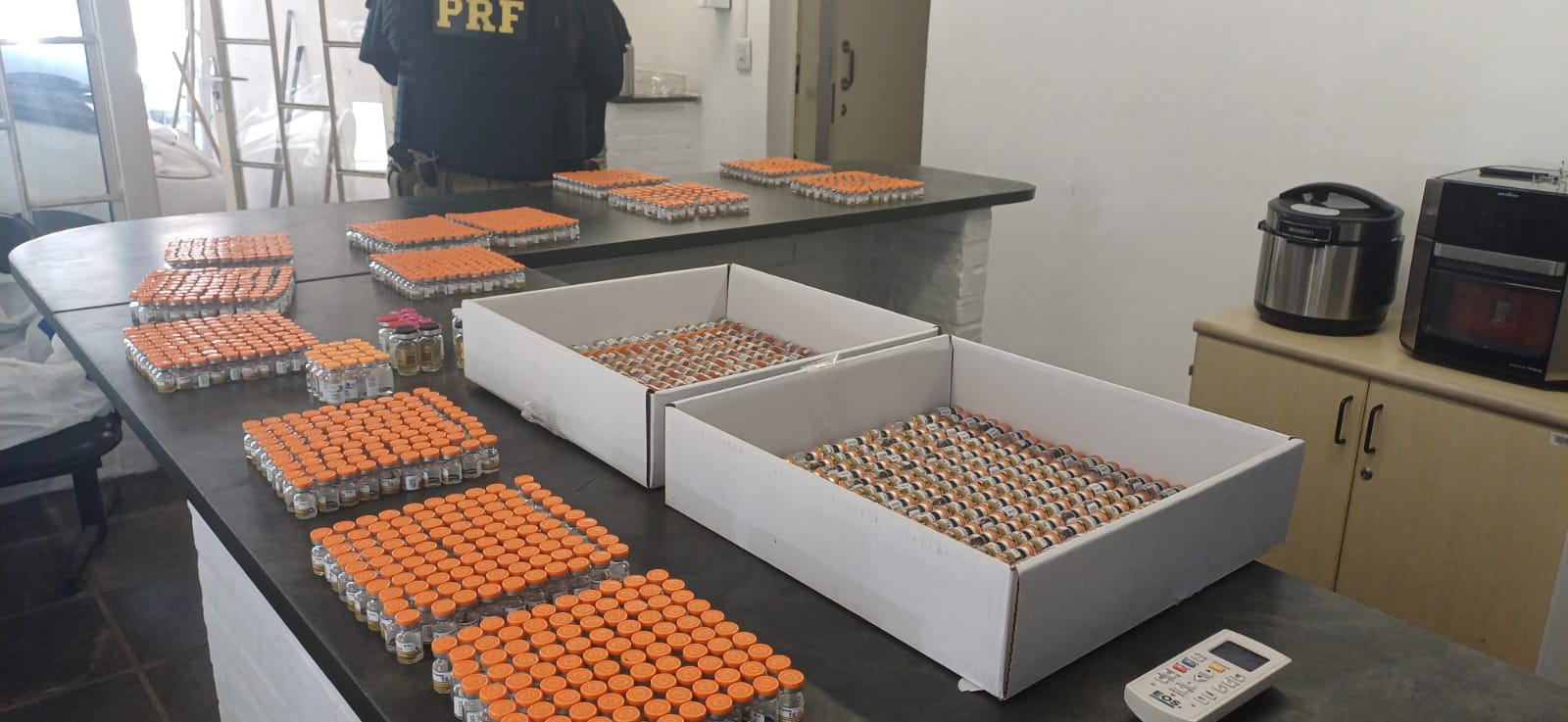 PRF apreende medicamentos controlados e bebidas sem nota fiscal durante fiscalização na BR-116, em Itatiaia