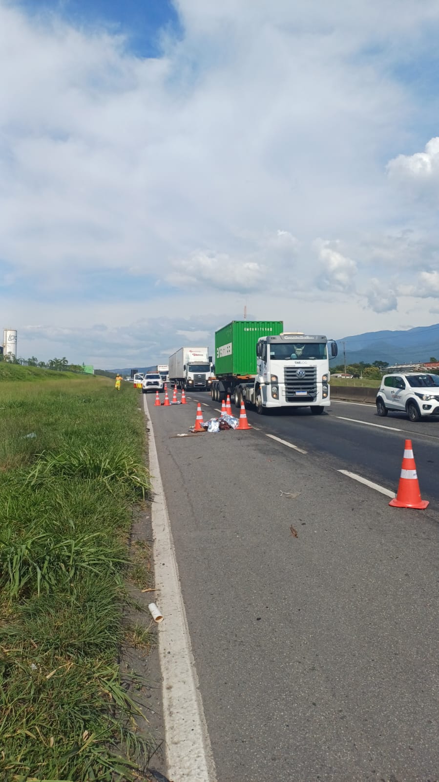 Militar do Exército morre atropelado ao tentar atravessar a Dutra, em Itatiaia