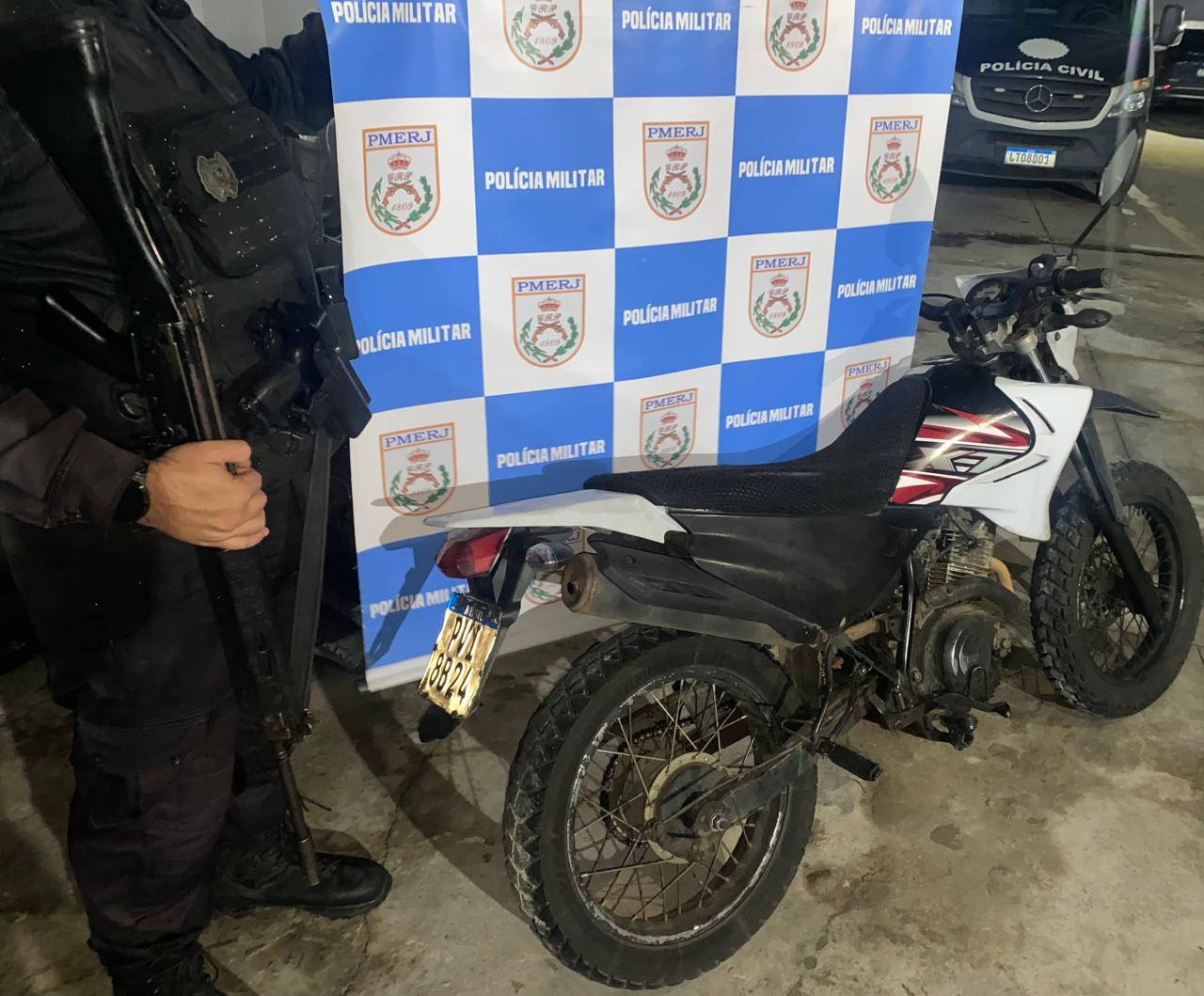 PM recupera moto roubada e apreende drogas  em Volta Redonda