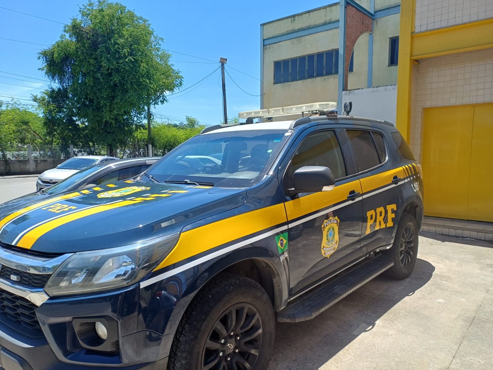Motorista com sinais de embriaguez é detido após acidente em Barra Mansa; criança era transportada sem cadeirinha
