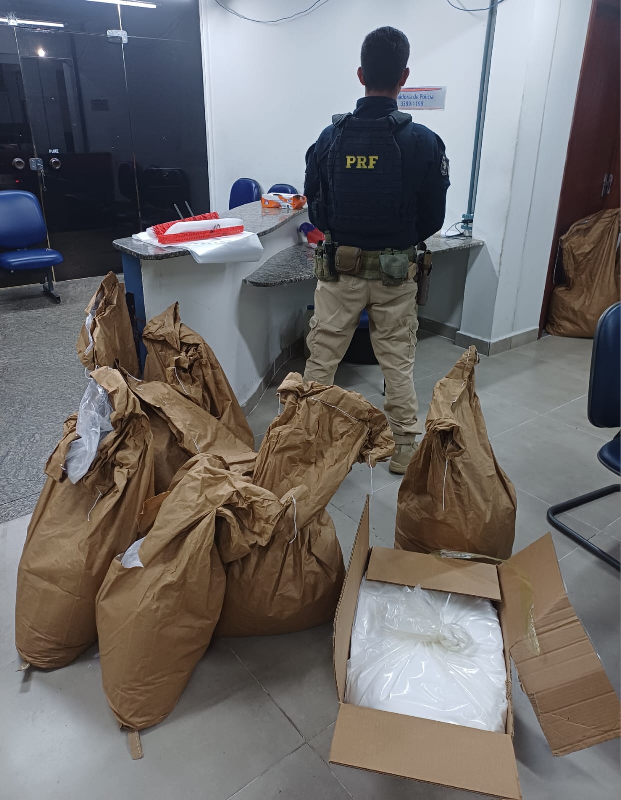 PRF apreende 276 kg de pó químico para preparação de drogas na Dutra, em Resende