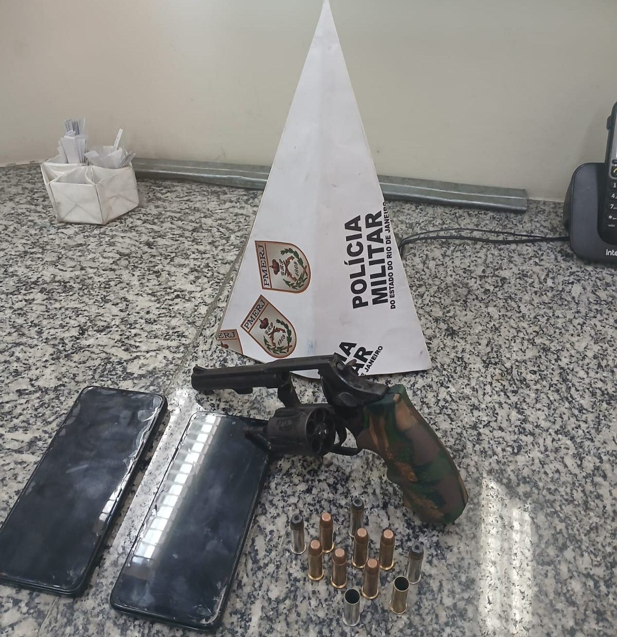 Jovem é preso com revólver e munições durante patrulhamento em Barra Mansa