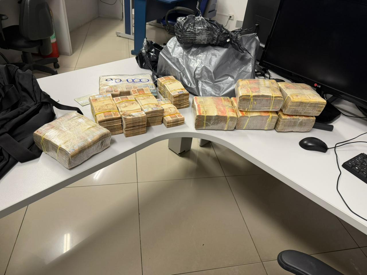 PRF encontra R$ 350 mil sem origem comprovada com passageiro de ônibus na Dutra