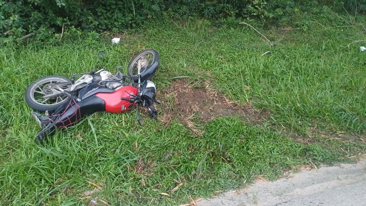 Mulher morre e homem fica em estado grave após queda de moto na Dutra, em Pinheiral
