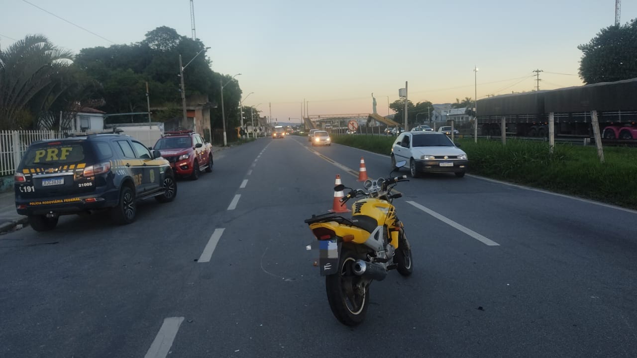 Colisão entre carro e moto deixa motociclista ferido na Via Dutra, em Resende