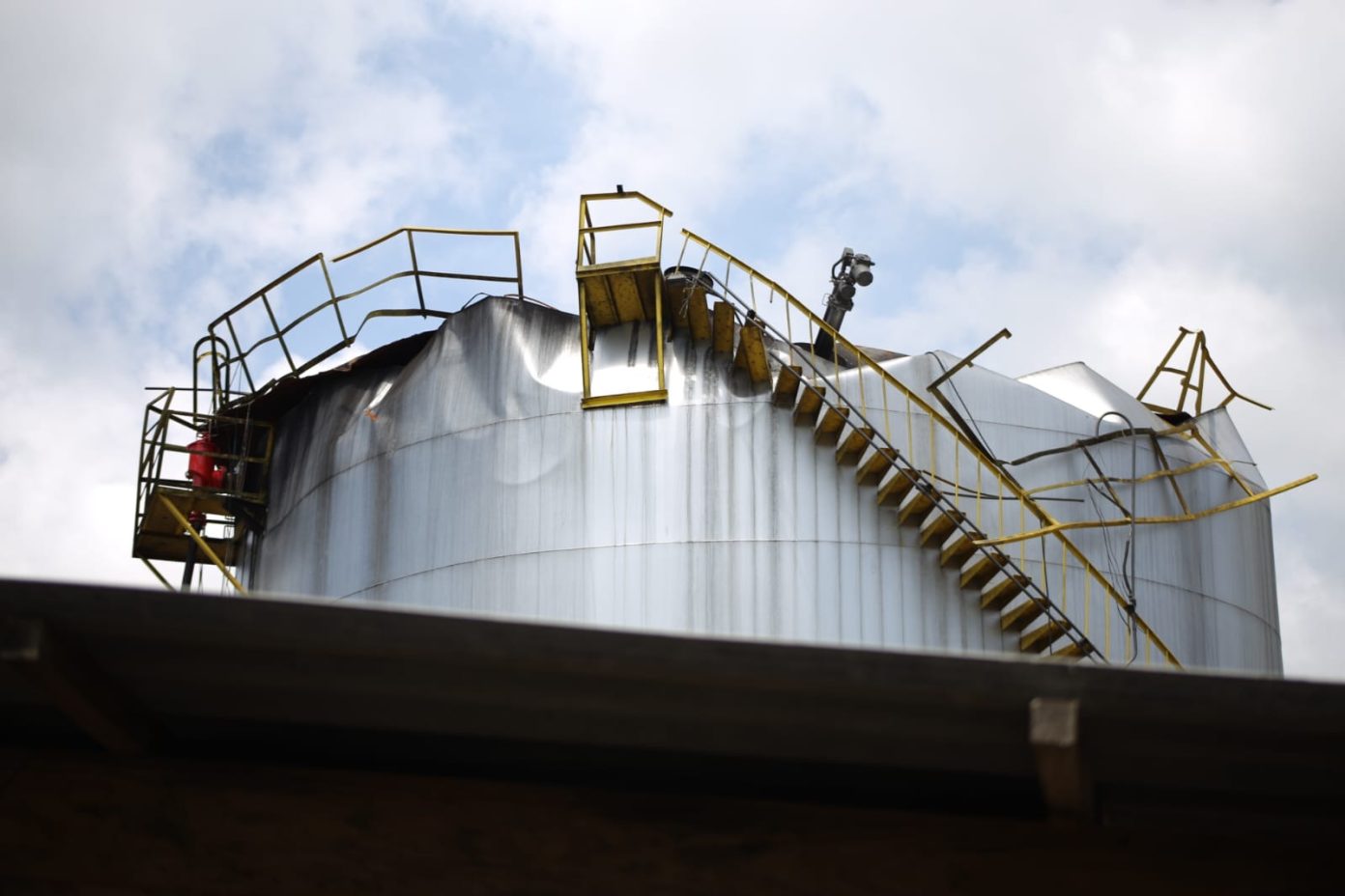 Corpos de trabalhadores desaparecidos são encontrados após explosão em base de combustíveis em Volta Redonda