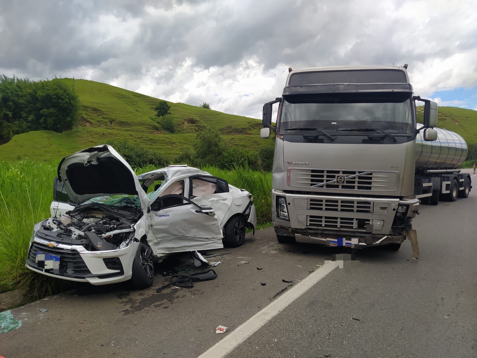 Mulher fica em estado gravíssimo após colisão entre carro e carreta na BR-393