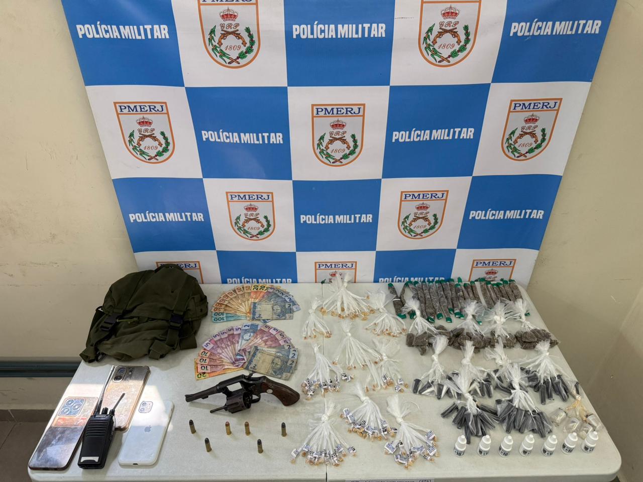 Quatro suspeitos são detidos com arma e drogas em Volta Redonda