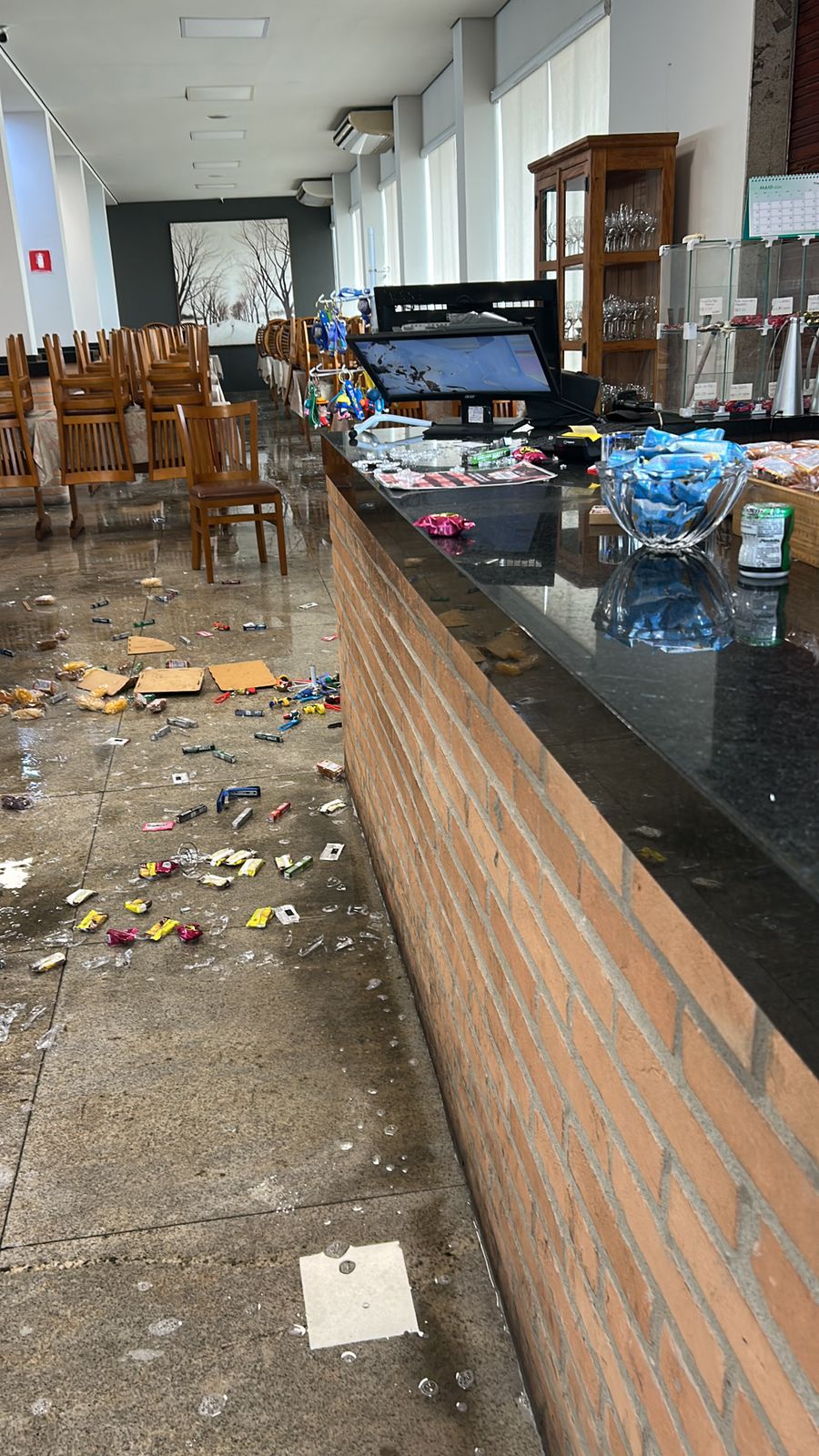 Funcionários cobram salários e confusão fecha churrascaria em Barra Mansa; caso envolve denúncia de extorsão e registro de estelionato