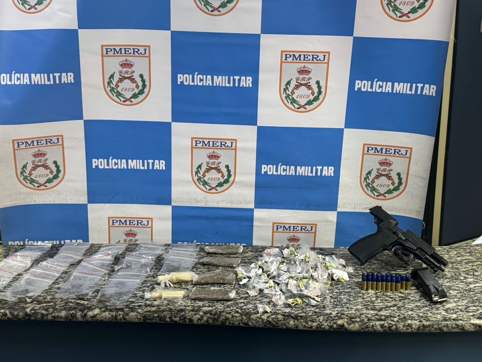 Polícia apreende drogas, arma e munições após confronto em Quatis