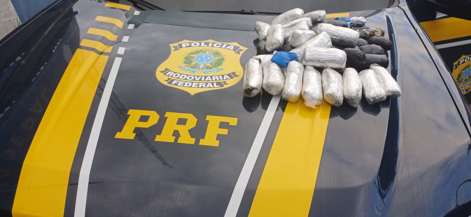 PRF apreende cerca de 5 quilos de haxixe escondidos em carro na Dutra, em Porto Real