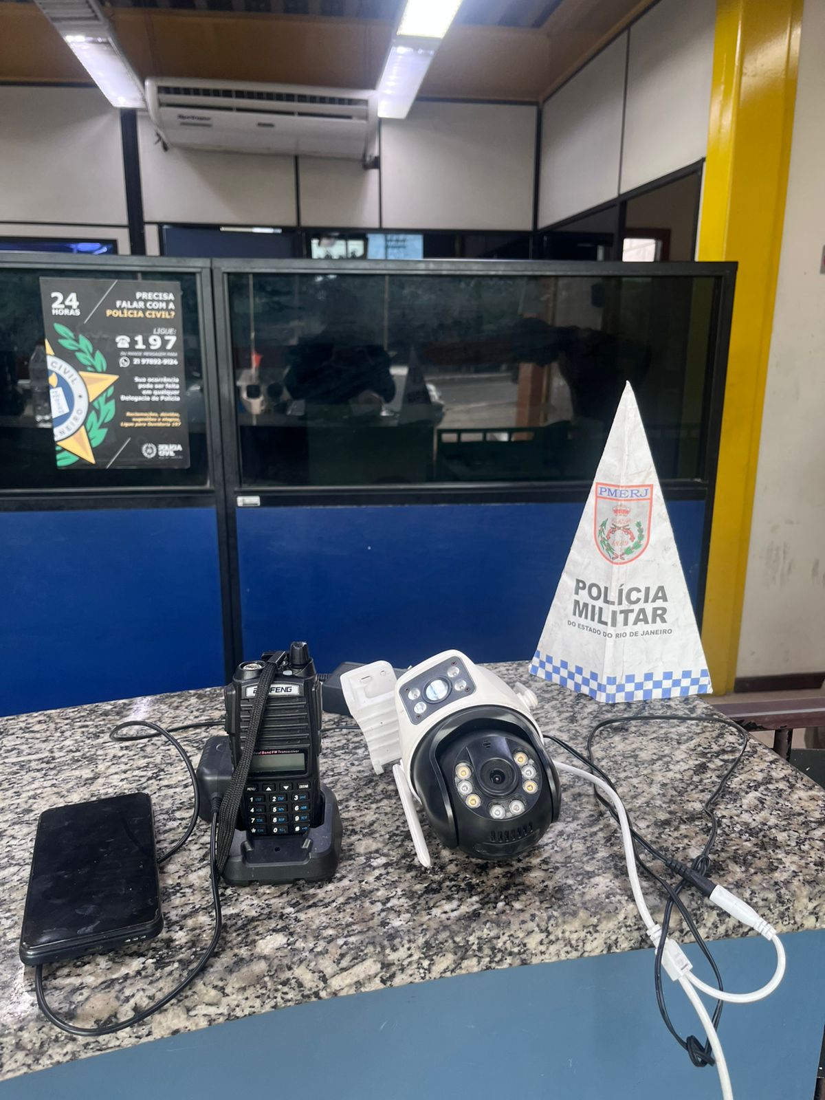 Polícia Militar apreende menor ligado ao tráfico e prende suspeito com drogas em Barra Mansa