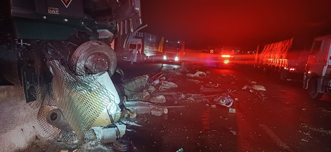 Acidente com três veículos interdita os dois sentidos da Via Dutra em Piraí