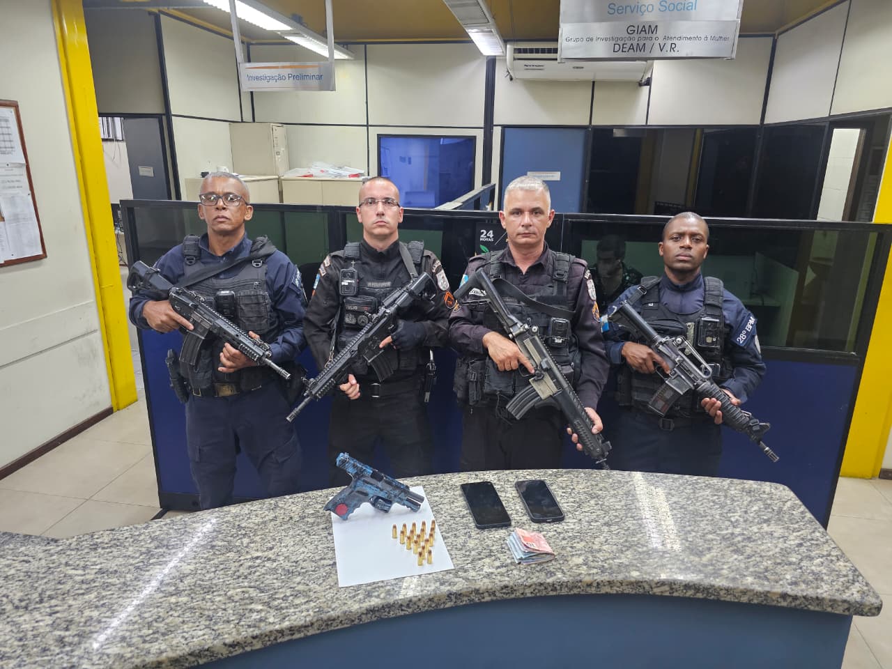 Suspeito é preso com pistola em veículo blindado em Barra Mansa