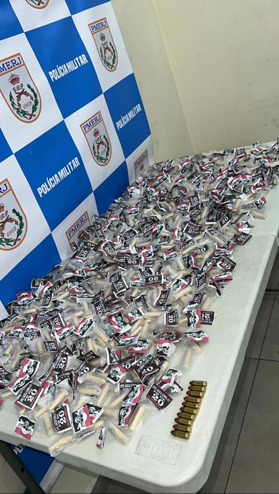 Polícia apreende quase 1 kg de cocaína e munições em carro abandonado no bairro Agua Limpa