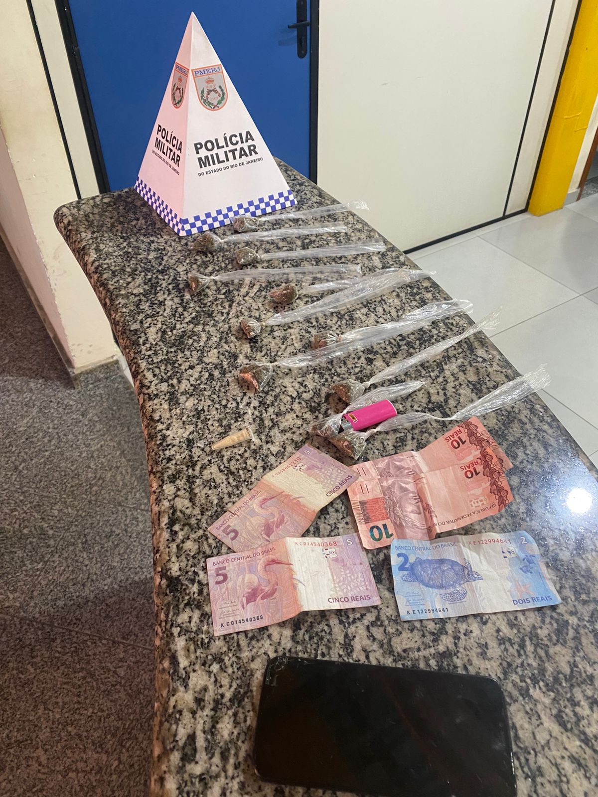 Polícia Militar apreende drogas e conduz suspeito por tráfico em Pinheiral