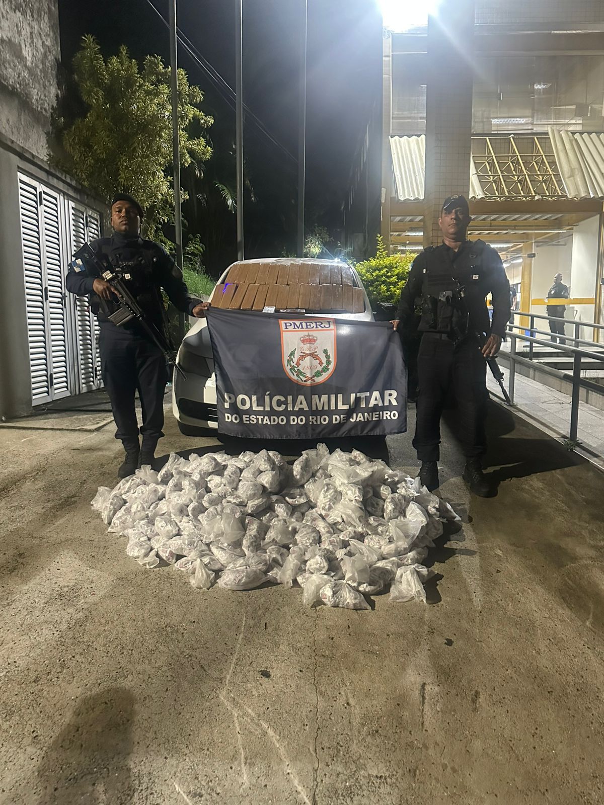 Homem é preso transportando maconha e cocaína de Irajá para Resende