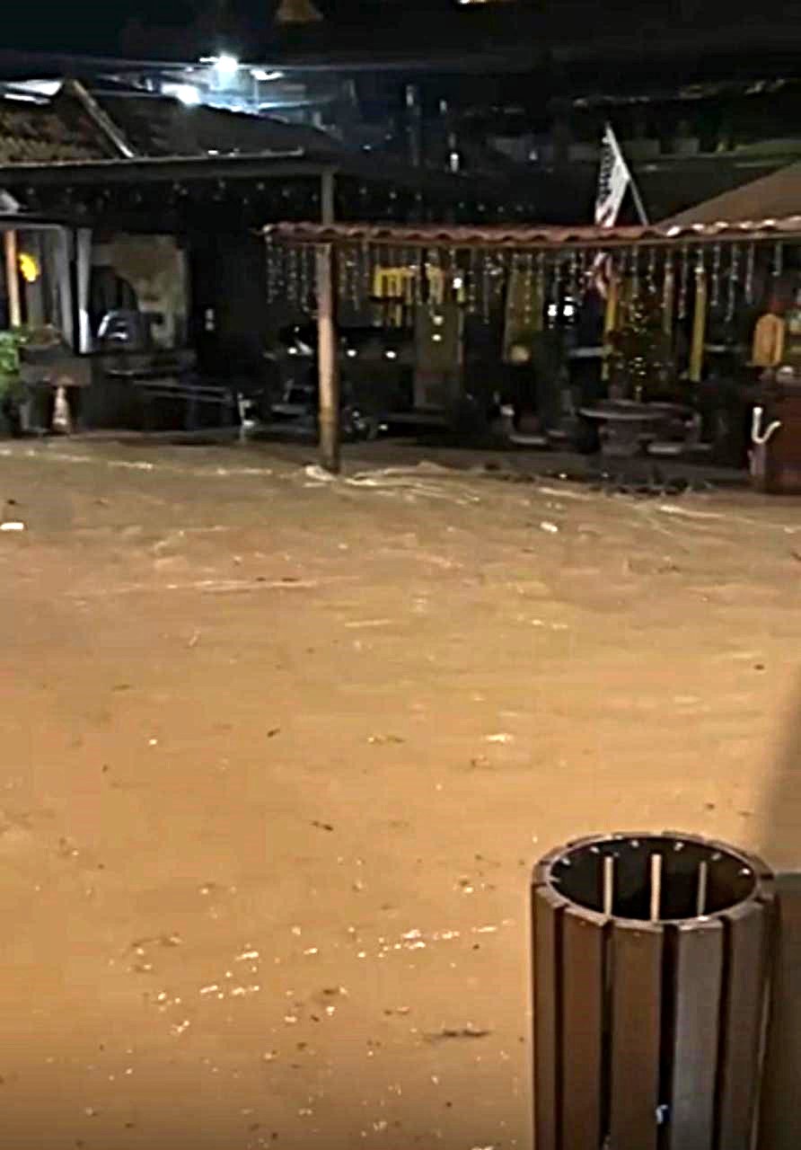 Temporal provoca alagamentos e deslizamentos em Penedo