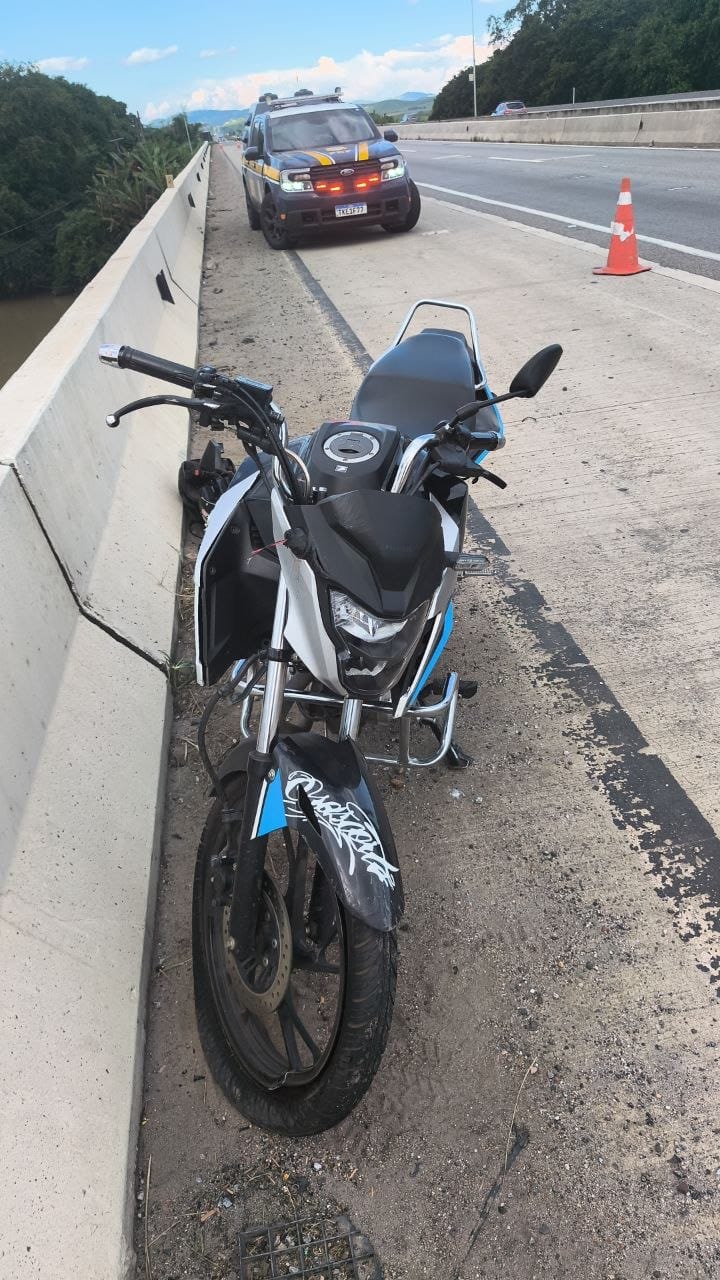 Motociclista fica ferido após cair na Via Dutra, em Resende