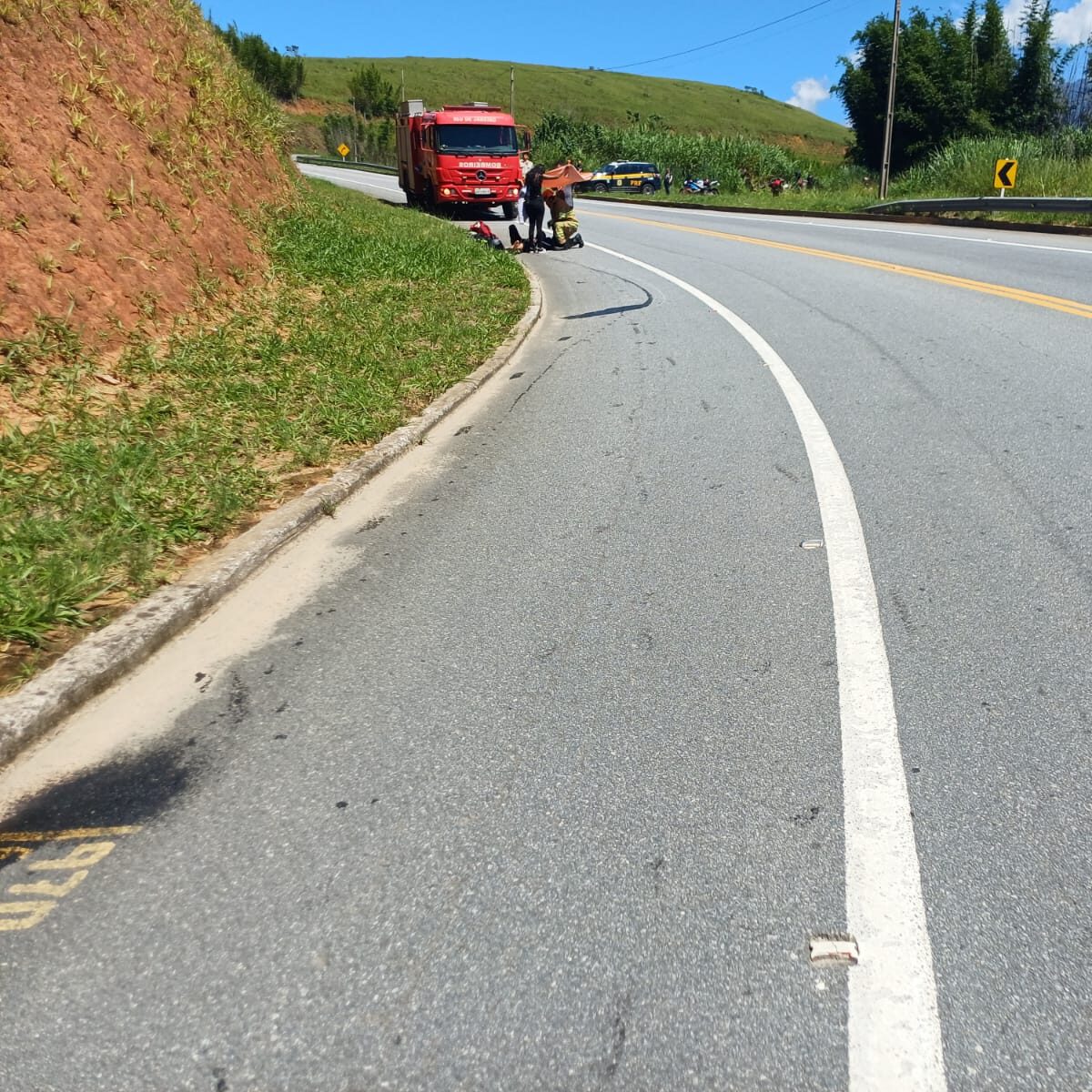 Motociclista fica ferido após queda na BR-354 em Resende