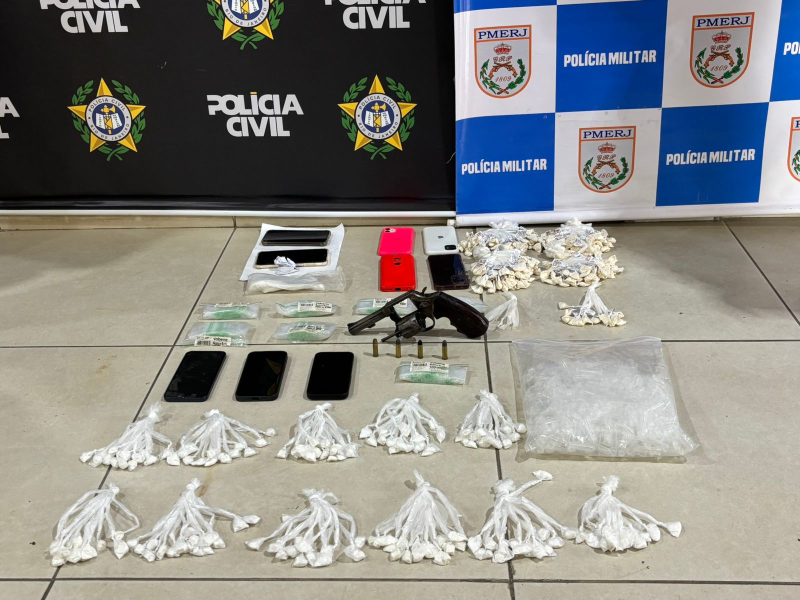 Operação “Tolerância Zero” prende 10 e apreende drogas e arma em Valença