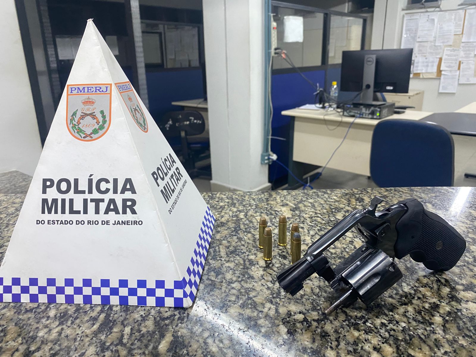 Homem é preso com revólver após denúncia de ameaça em Resende