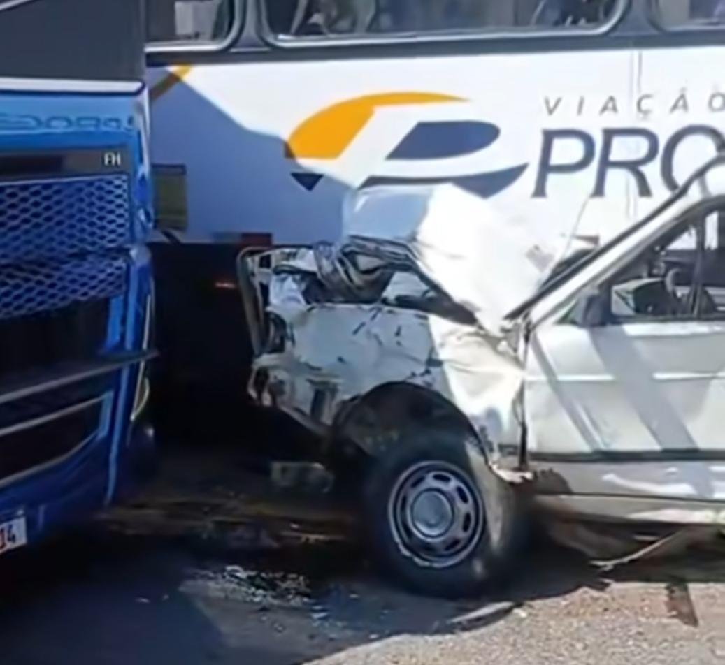 Colisão entre carro, ônibus e caminhão deixa ferido na BR-393, em Vassouras