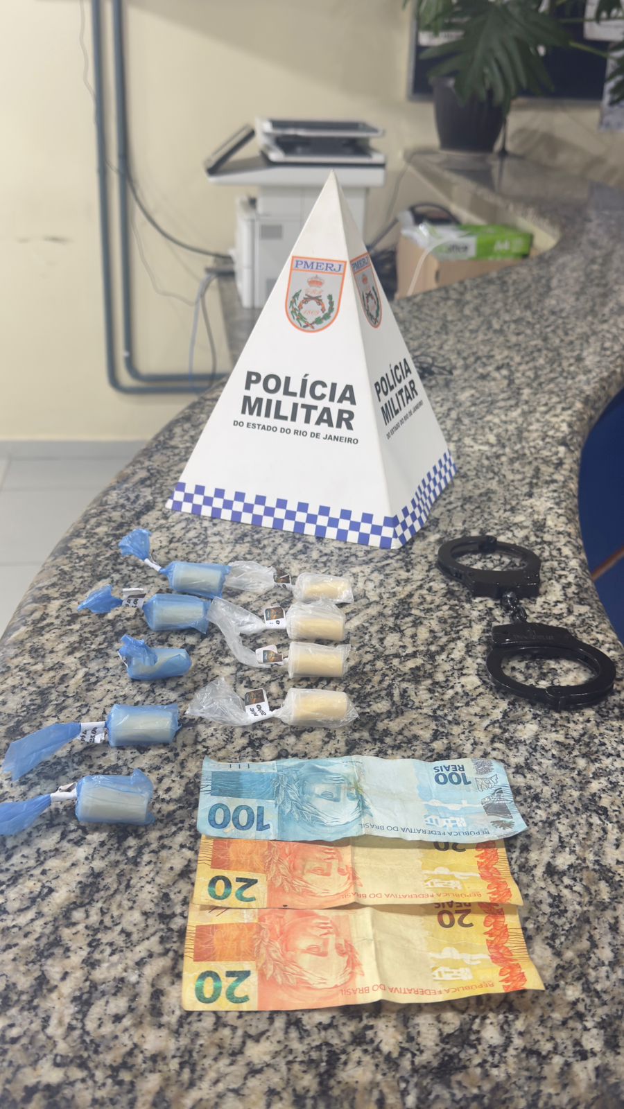 Adolescentes são apreendidos por suspeita de tráfico próximo a escola em Pinheiral