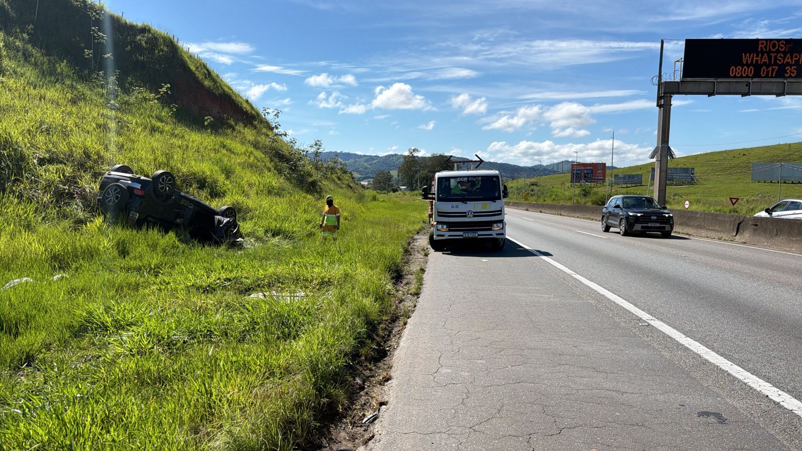 Homem fica ferido após capotamento na Dutra, em Porto Real