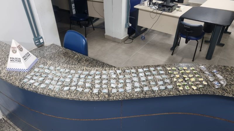 Polícia apreende drogas escondidas em terreno baldio em Resende