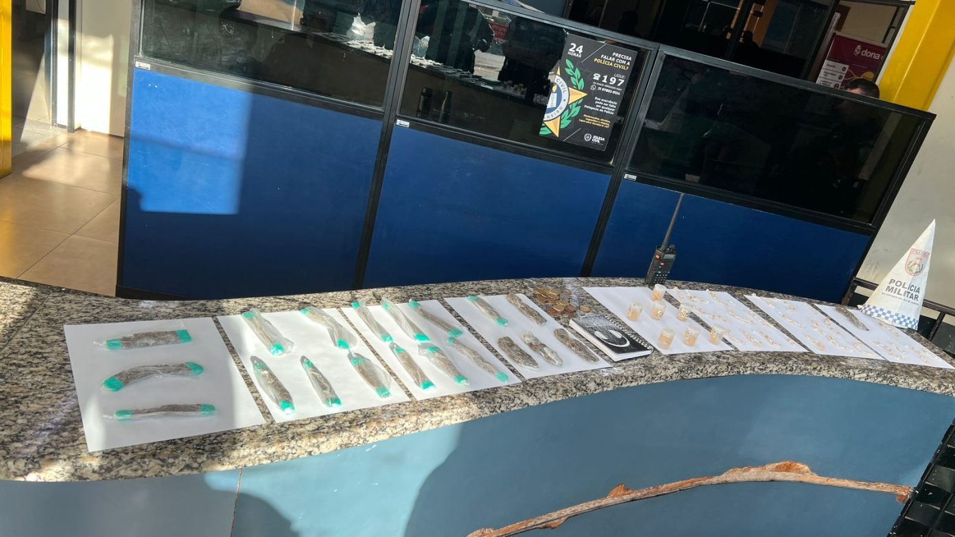 Polícia apreende drogas após suspeitos fugirem em área de tráfico em Barra Mansa