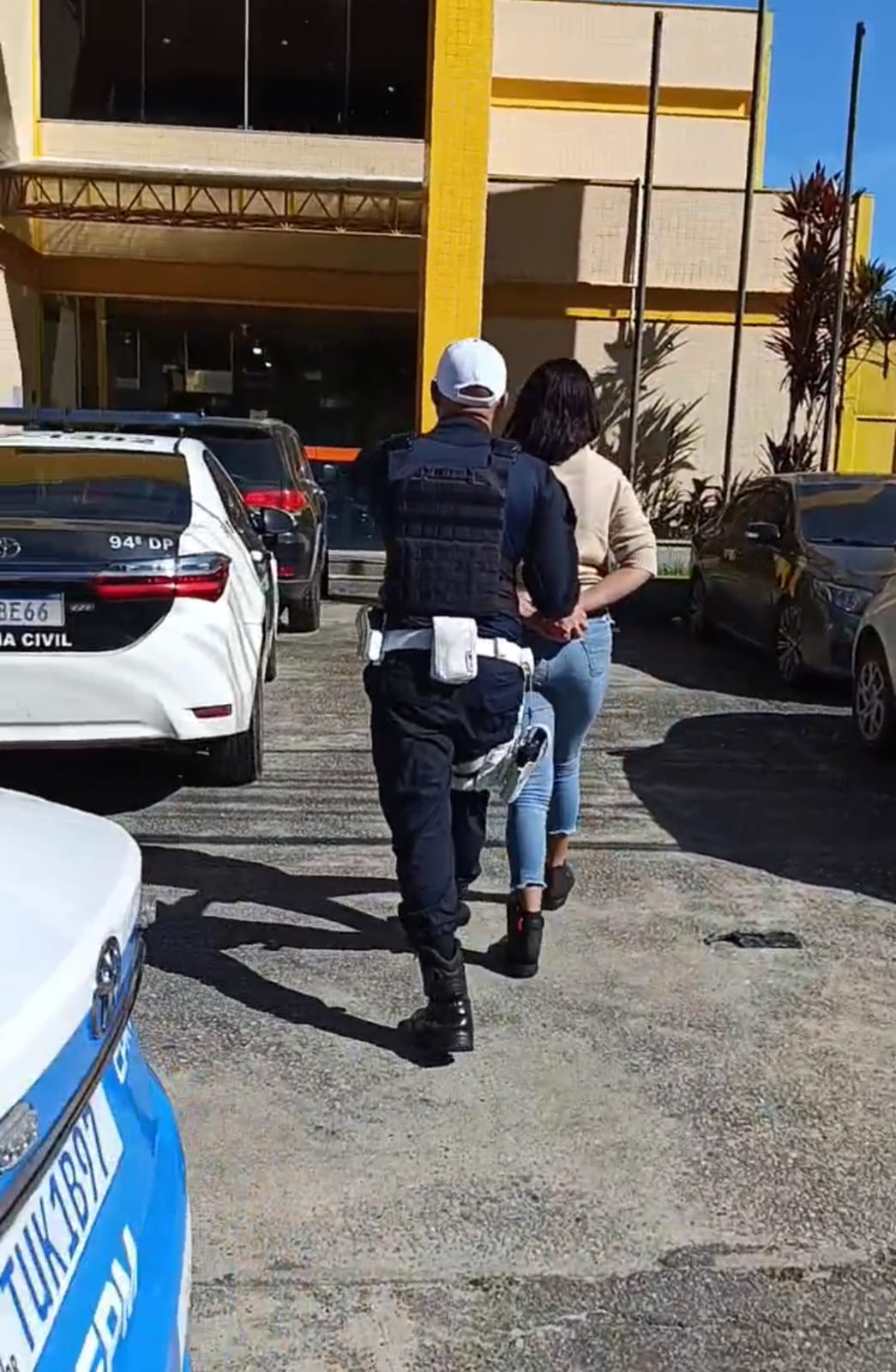 Mulher foragida por tráfico de drogas é presa durante ação do CPTRAN em Piraí