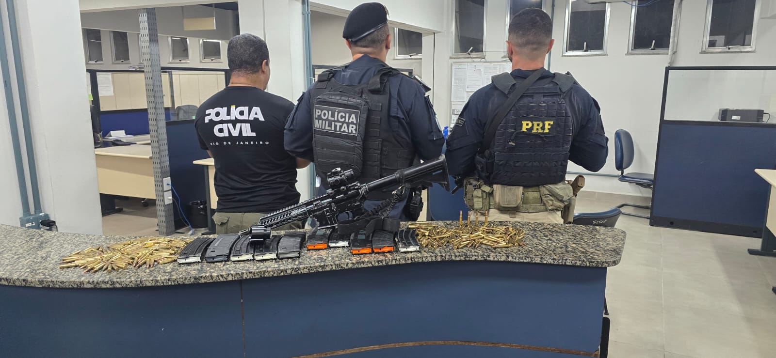 Perseguição na Dutra termina com prisão de dois homens e apreensão de fuzil em Resende