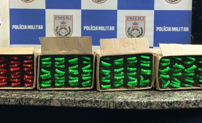 Polícia apreende 127 frascos de lança-perfume após suspeitos fugirem em Barra Mansa