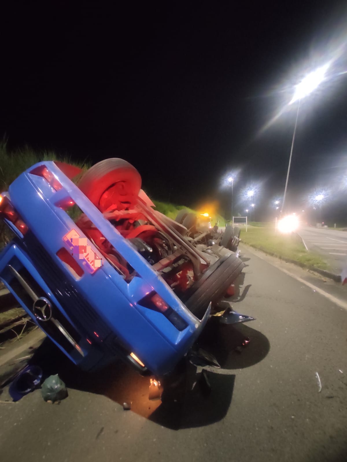 Mulher morre após caminhão tombar na BR-393, em Vassouras