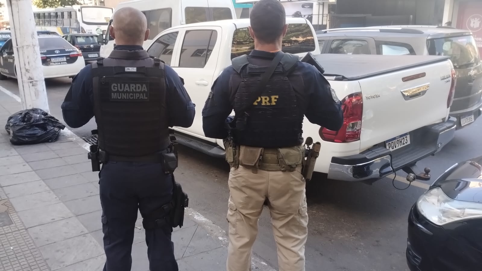 PRF e Guarda Municipal recuperam veículo roubado e clonado em Volta Redonda