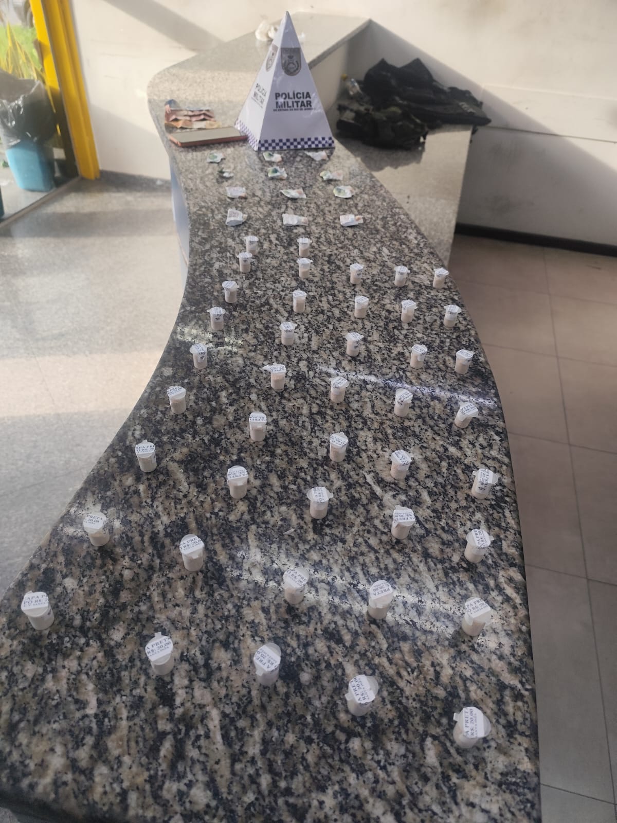 Ação no bairro Santa Inês termina com prisão e apreensão de drogas; menor foi apreendido