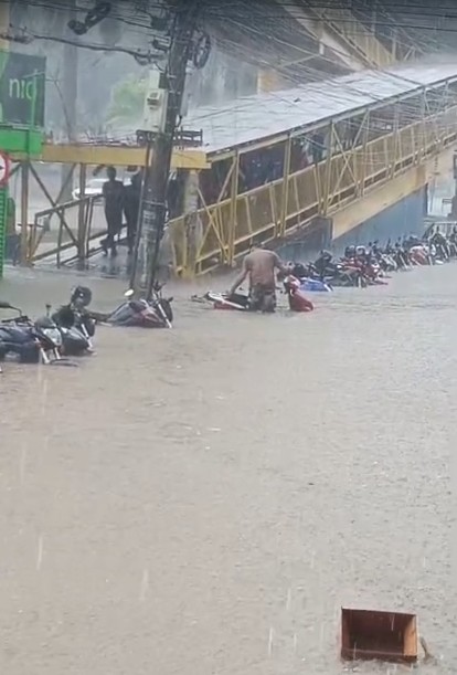 Chuva intensa provoca alagamentos em Volta Redonda; motos ficam submersas na Vila